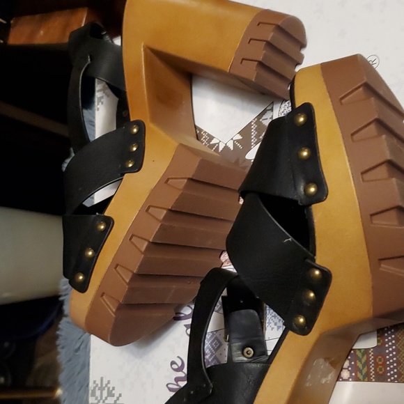 Sandals - Picture 3 of 3